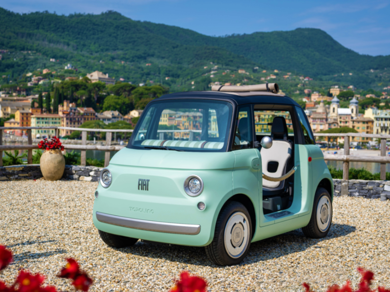 Couple enjoying a Fiat Topolino at Portofino marina